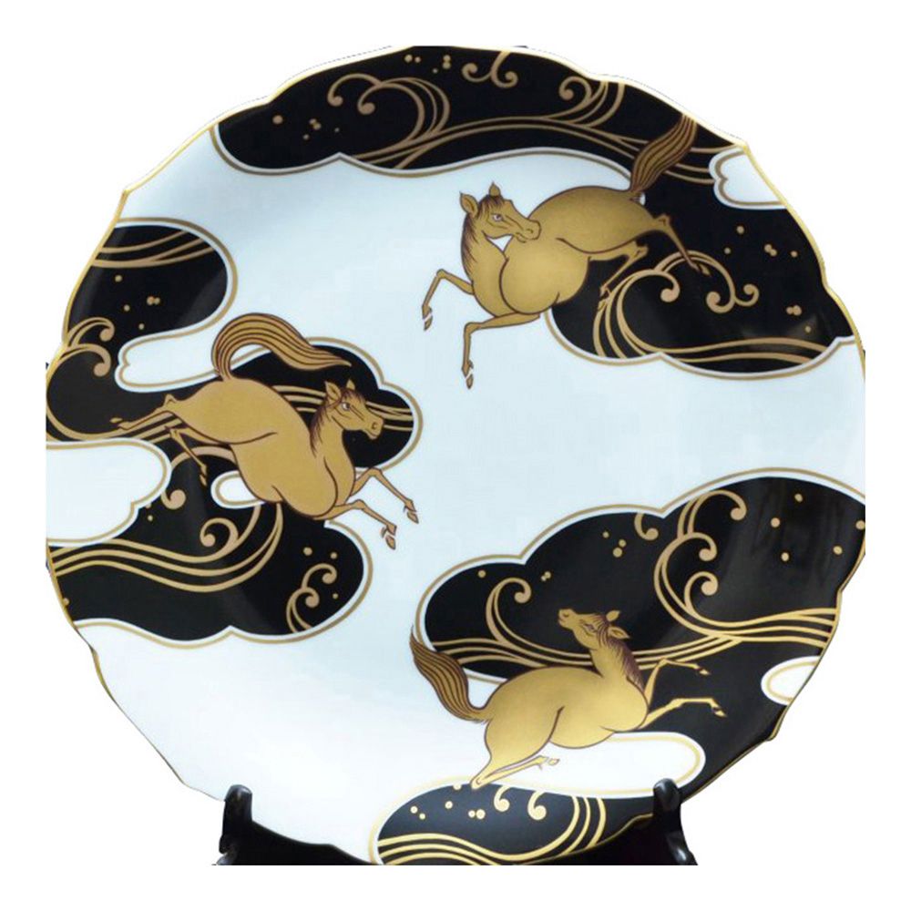 黒金彩遊馬文 飾り皿（香蘭社）